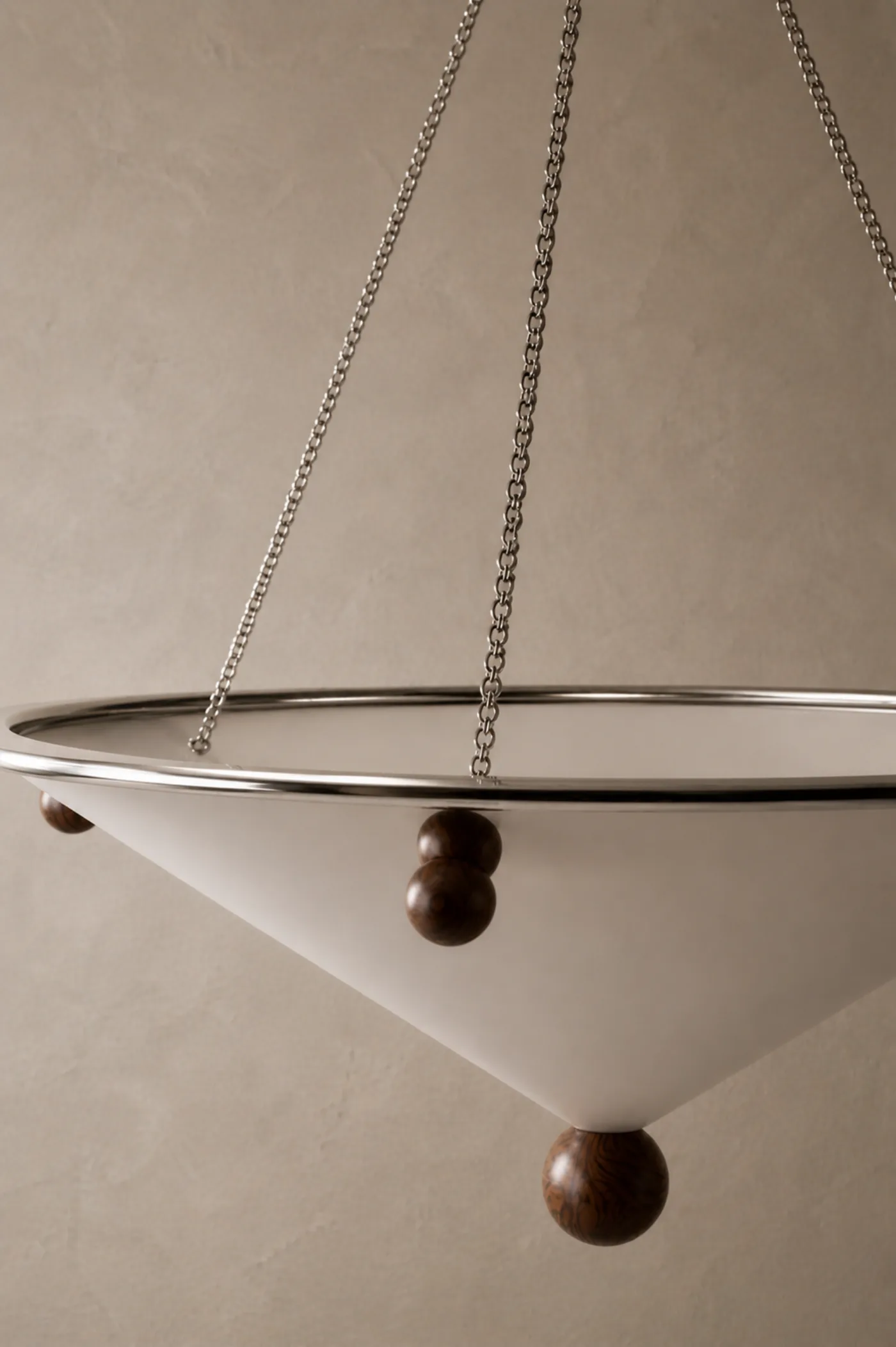 Détail de la suspension : verre opalin et bille de noyer